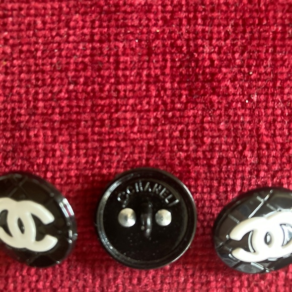 Genuine Coco Chanel Buttons. - Picture 7 of 9
